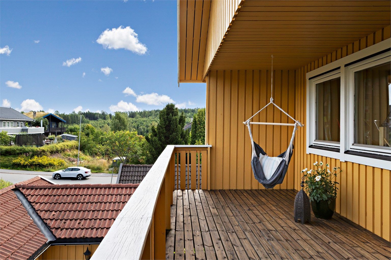 Verandaen har utgang fra både tv-stue og soverom i 1. etasje.