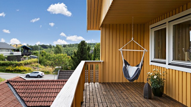 Verandaen har utgang fra både tv-stue og soverom i 1. etasje.