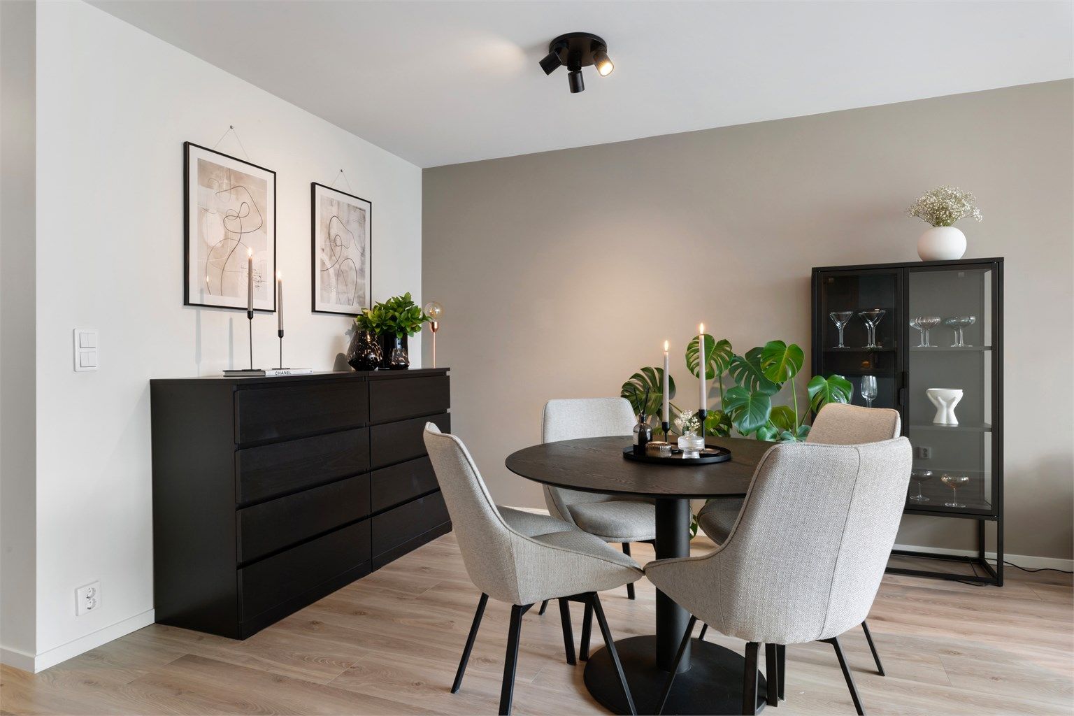 Del av stue er innredet med en trivelig, rundt spisegruppe. I tillegg gir rommets størrelse gode muligheter til å innrede med diverse møblement