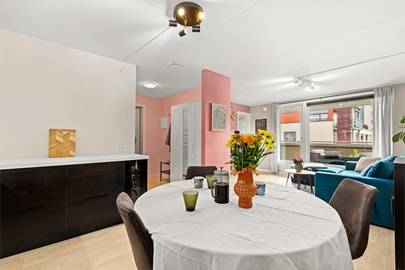 Kjøkkenet har en åpen og sosial løsning med god kontakt mot spiseplass, stue og entré.