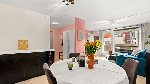 Kjøkkenet har en åpen og sosial løsning med god kontakt mot spiseplass, stue og entré.