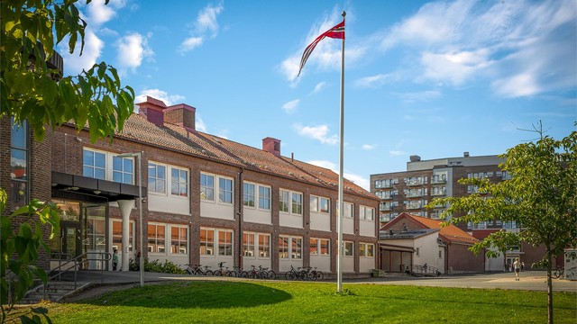 Årvoll barne- og ungdomsskole ligger kun få minutter unna