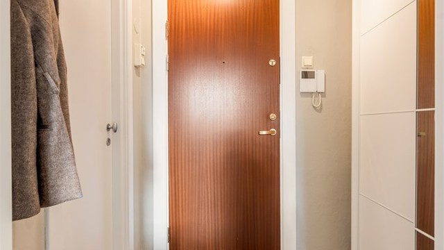 Entréen har callinganlegg og god plass til oppbevaring i garderobeskap med speildører. Badet er inn døren til venstre.