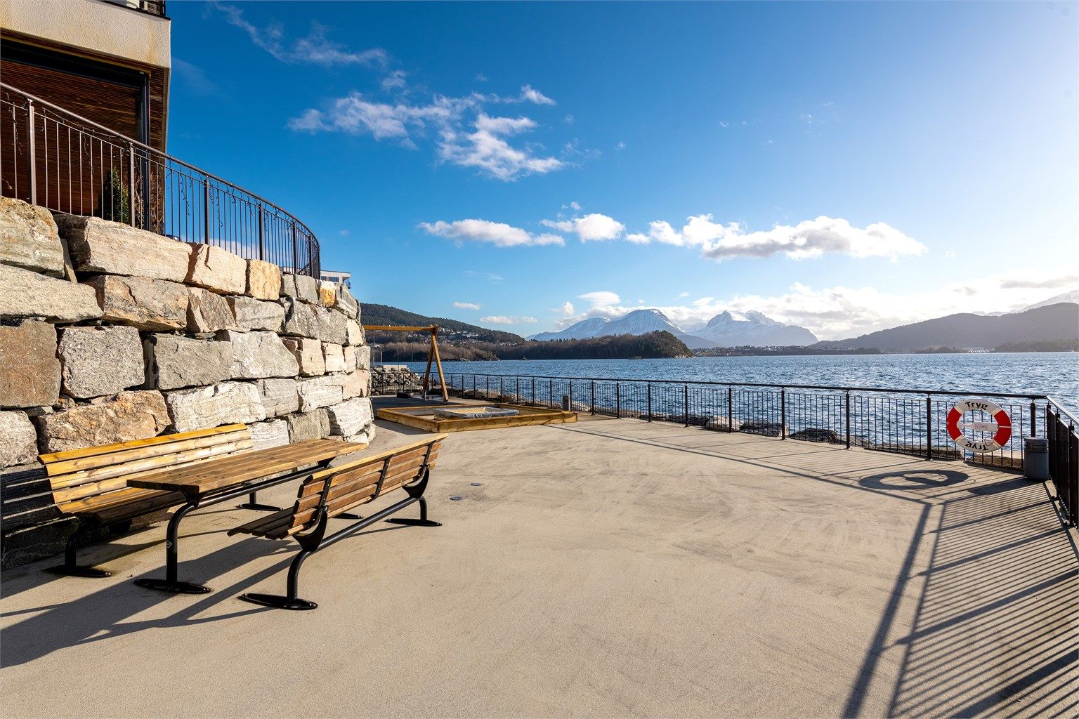 Flotte fellesområder ved sjøen med panoramautsikt mot fjorden og Sunnmørsalpene