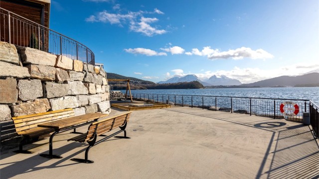 Flotte fellesområder ved sjøen med panoramautsikt mot fjorden og Sunnmørsalpene