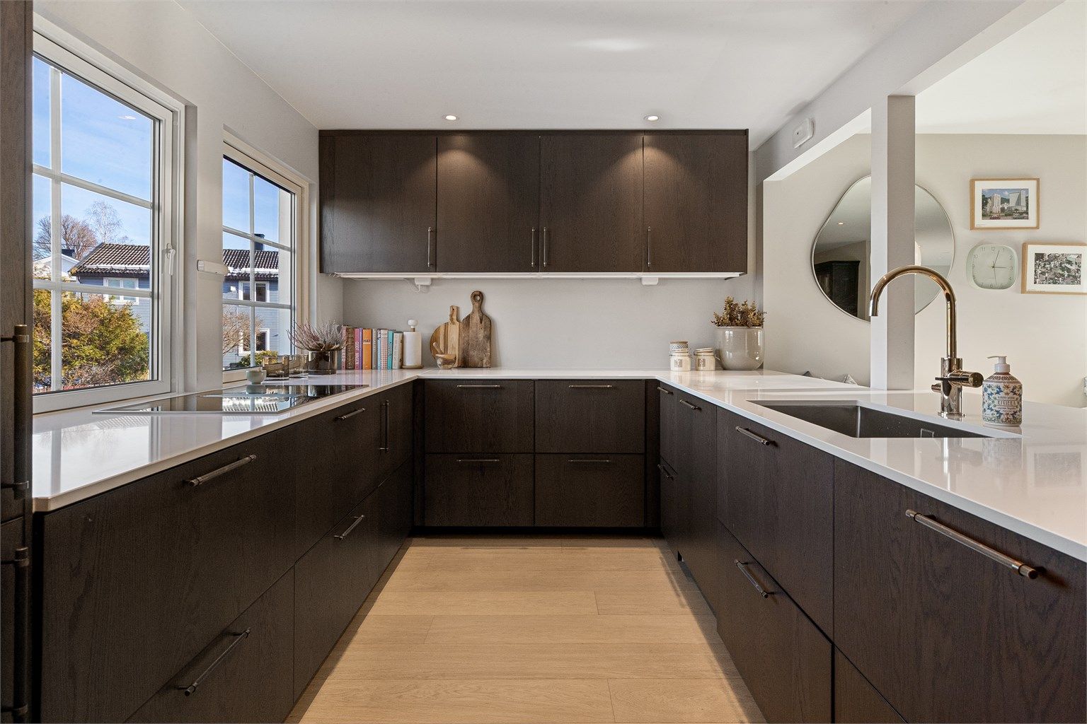 Kjøkkenet er utstyrt med integrerte hvitevarer som stekeovn, platetopp, oppvaskmaskin, kaffemaskin samt kjøleskap med fryser. Ventilator er integrert i innredningen/platetoppen