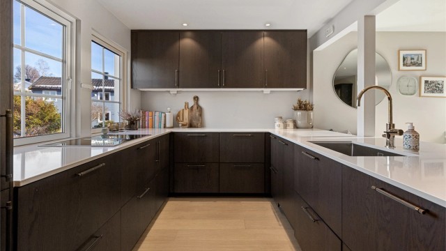 Kjøkkenet er utstyrt med integrerte hvitevarer som stekeovn, platetopp, oppvaskmaskin, kaffemaskin samt kjøleskap med fryser. Ventilator er integrert i innredningen/platetoppen