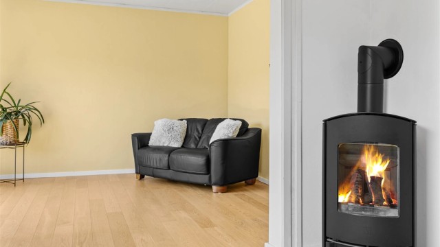 Boligen har 2 soverom og godt med lagringsplass i boder i kjelleren.