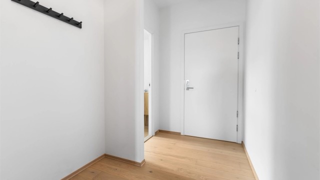 Entréen har parkett på gulv og adkomst til en praktisk innvendig bod.