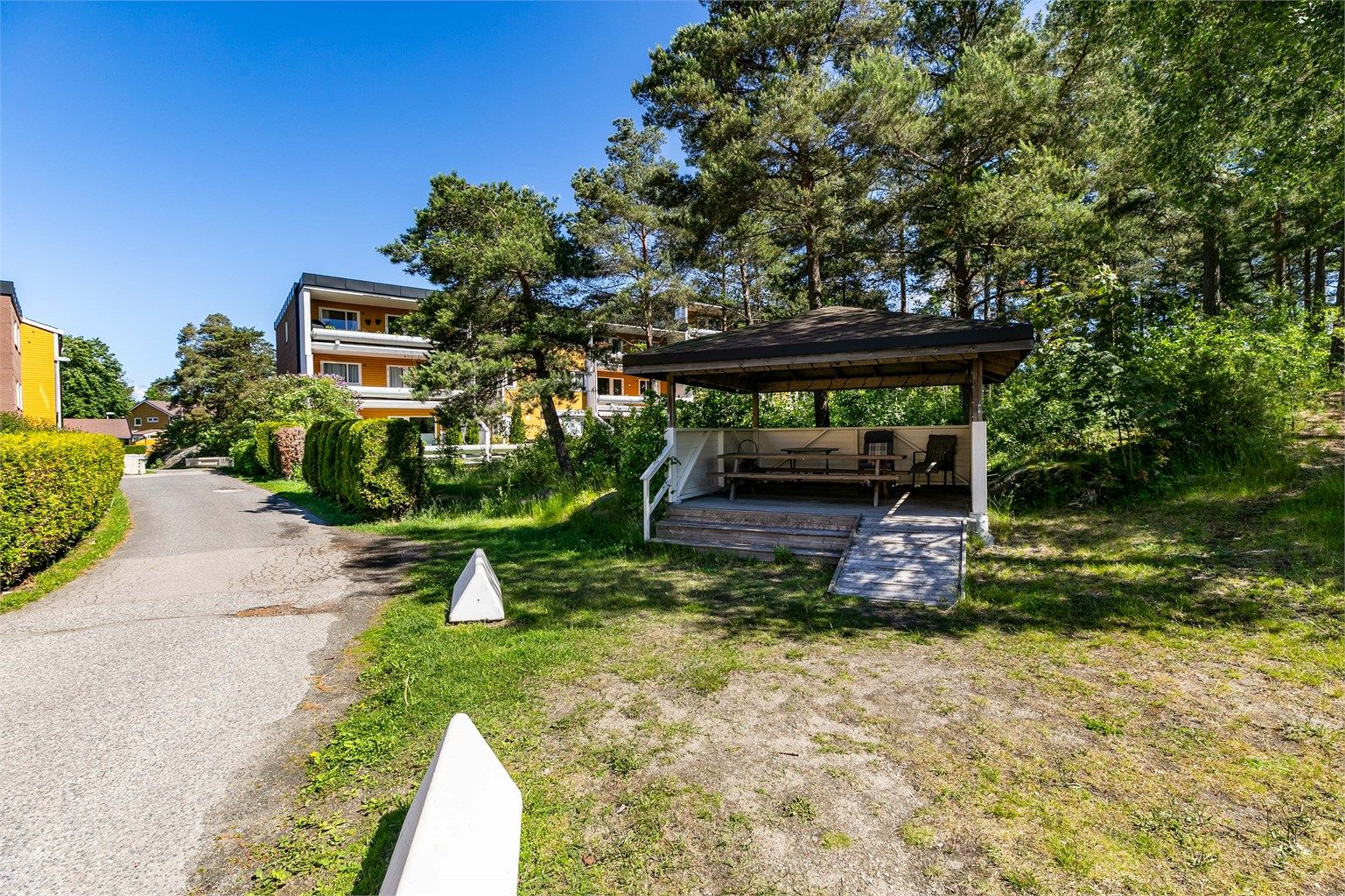 På borettslagets område er det stille og fredelig. På fellesarealene er det flere fine steder å sette seg ned.