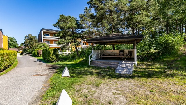På borettslagets område er det stille og fredelig. På fellesarealene er det flere fine steder å sette seg ned.