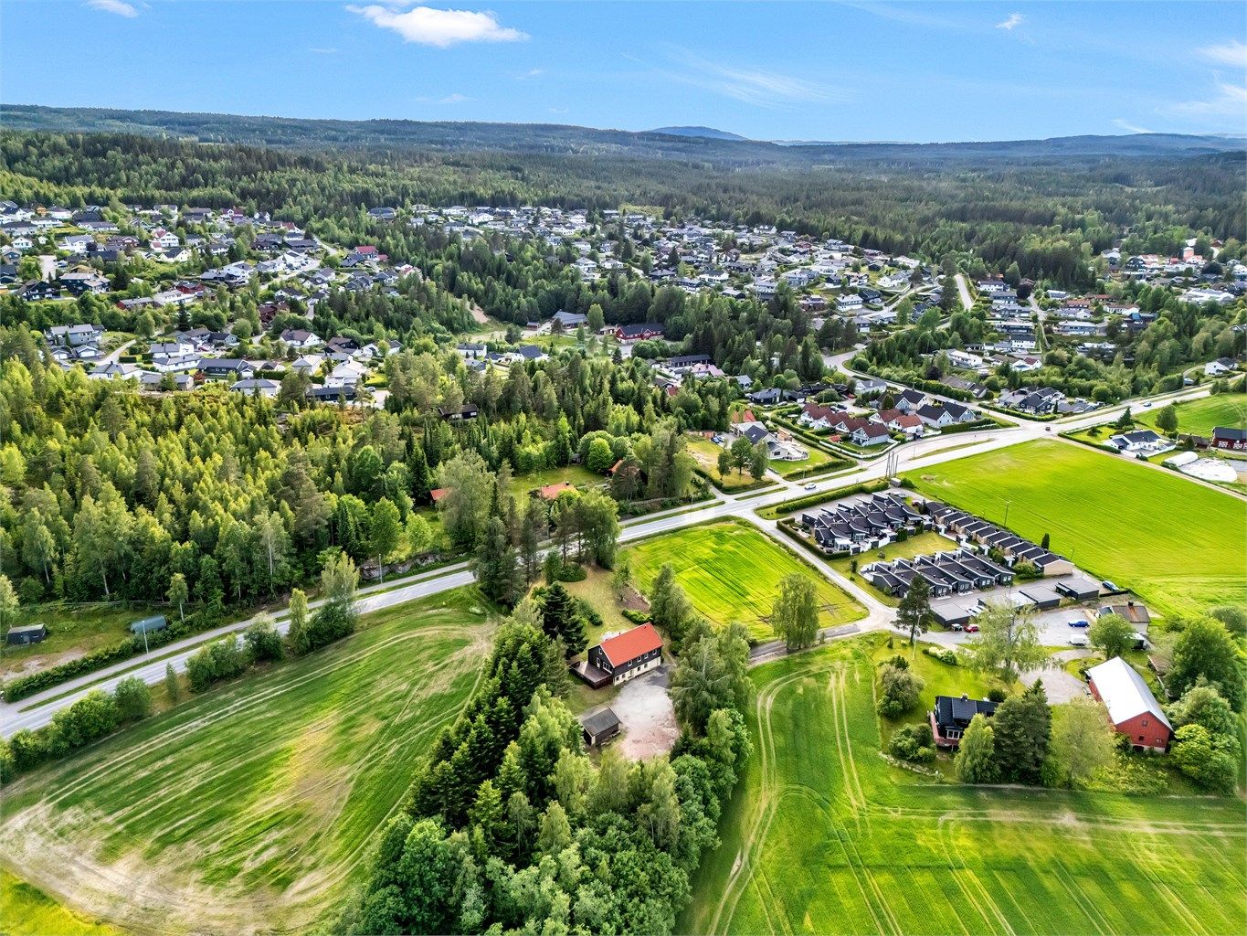 Beliggenheten er sentrumsnær og barnevennlig – med kort vei til skole, barnehage, butikker og fritidstilbud. Samtidig bor du med naturen rett utenfor døren. 