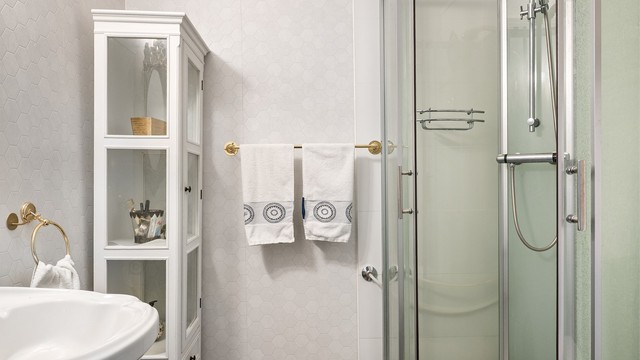 Badet er oppgradert i 2023 med lyse flater og belegg i mørkegrå farge