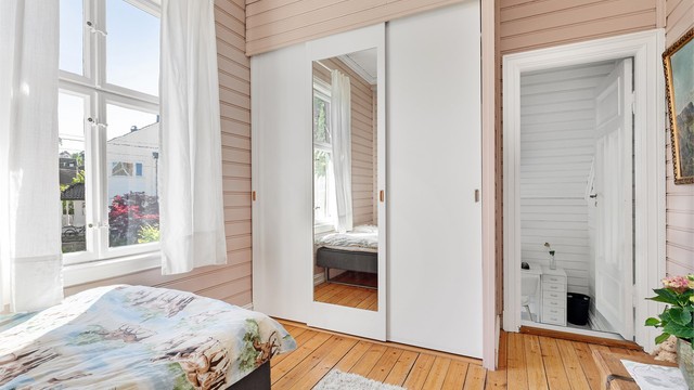 Rommet har plass til seng og garderobeløsning