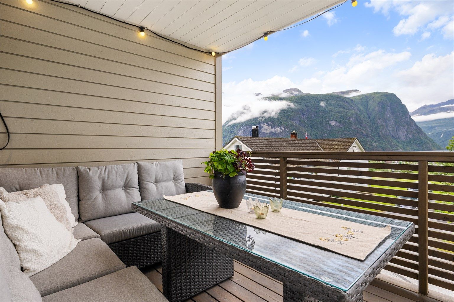 Tiltalende leilighet med sydvendt veranda og nydelig utsikt