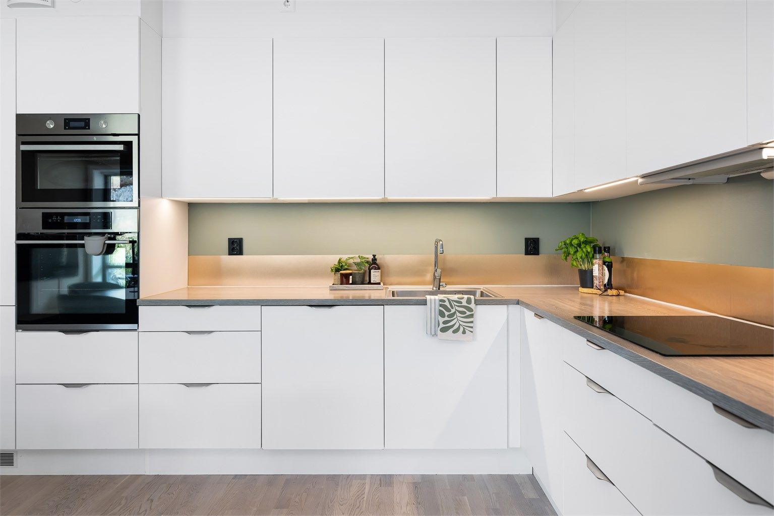 Meget god skapplass og med integrert stekeovn, platetopp med komfyrvakt, oppvaskmaskin, mikrobølgeovn og kjøleskap. Ventilator er i overskap.