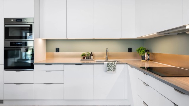 Meget god skapplass og med integrert stekeovn, platetopp med komfyrvakt, oppvaskmaskin, mikrobølgeovn og kjøleskap. Ventilator er i overskap.