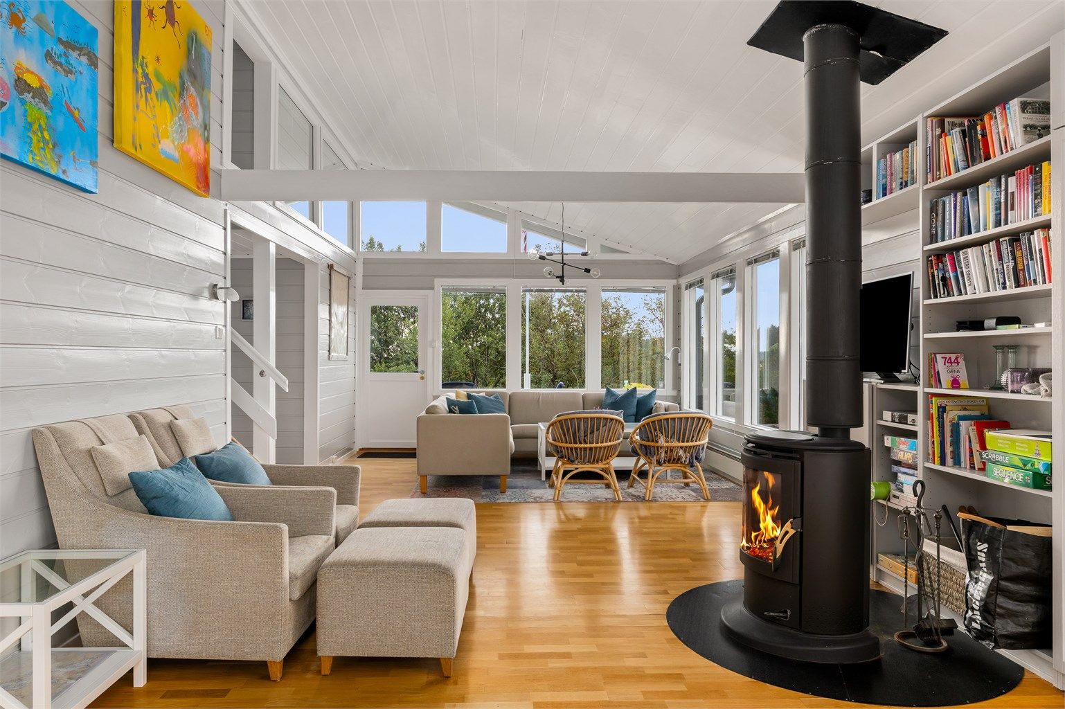 Arkitekten har UTNYTTET UTSIKTEN for alt den er verdt gjennom store åpne vindusflater som går helt opp til hinlingen.