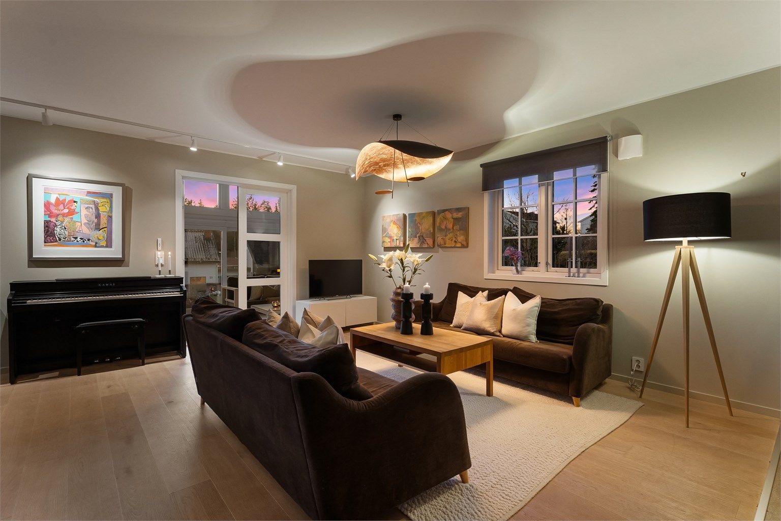 Fra stuen er det direkte adkomst til vinterhagen med doble dører