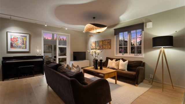 Fra stuen er det direkte adkomst til vinterhagen med doble dører