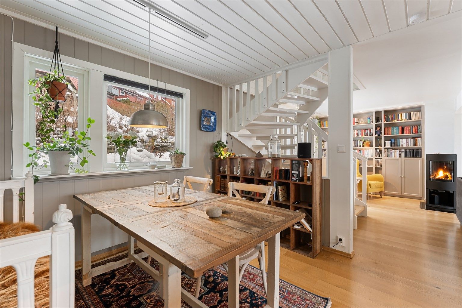 Den praktiske planløsningen gir etasjen flere naturlige soner