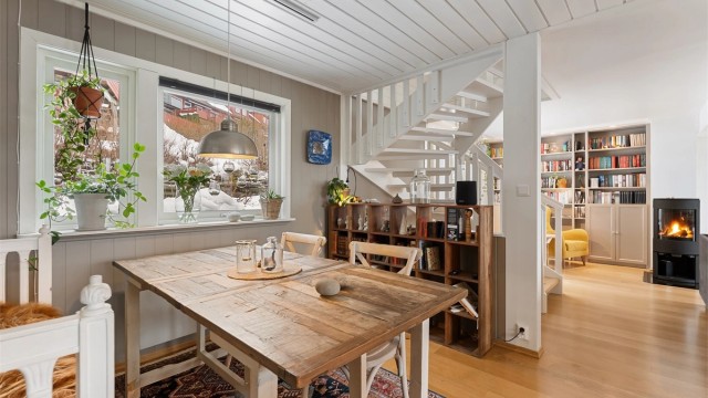 Den praktiske planløsningen gir etasjen flere naturlige soner