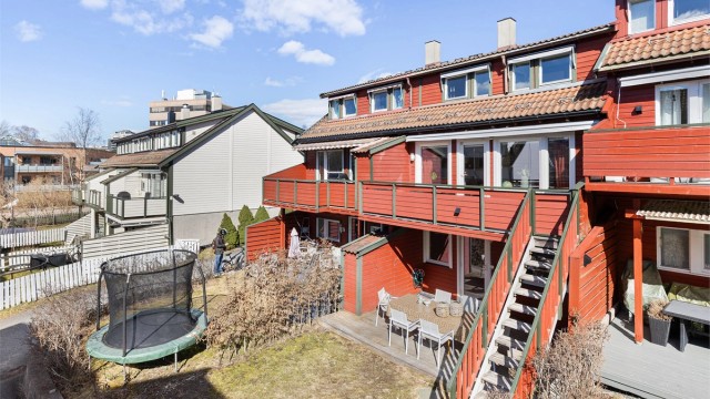 Det går trapp fra balkongen og ned til hagen, med port øverst i trappen