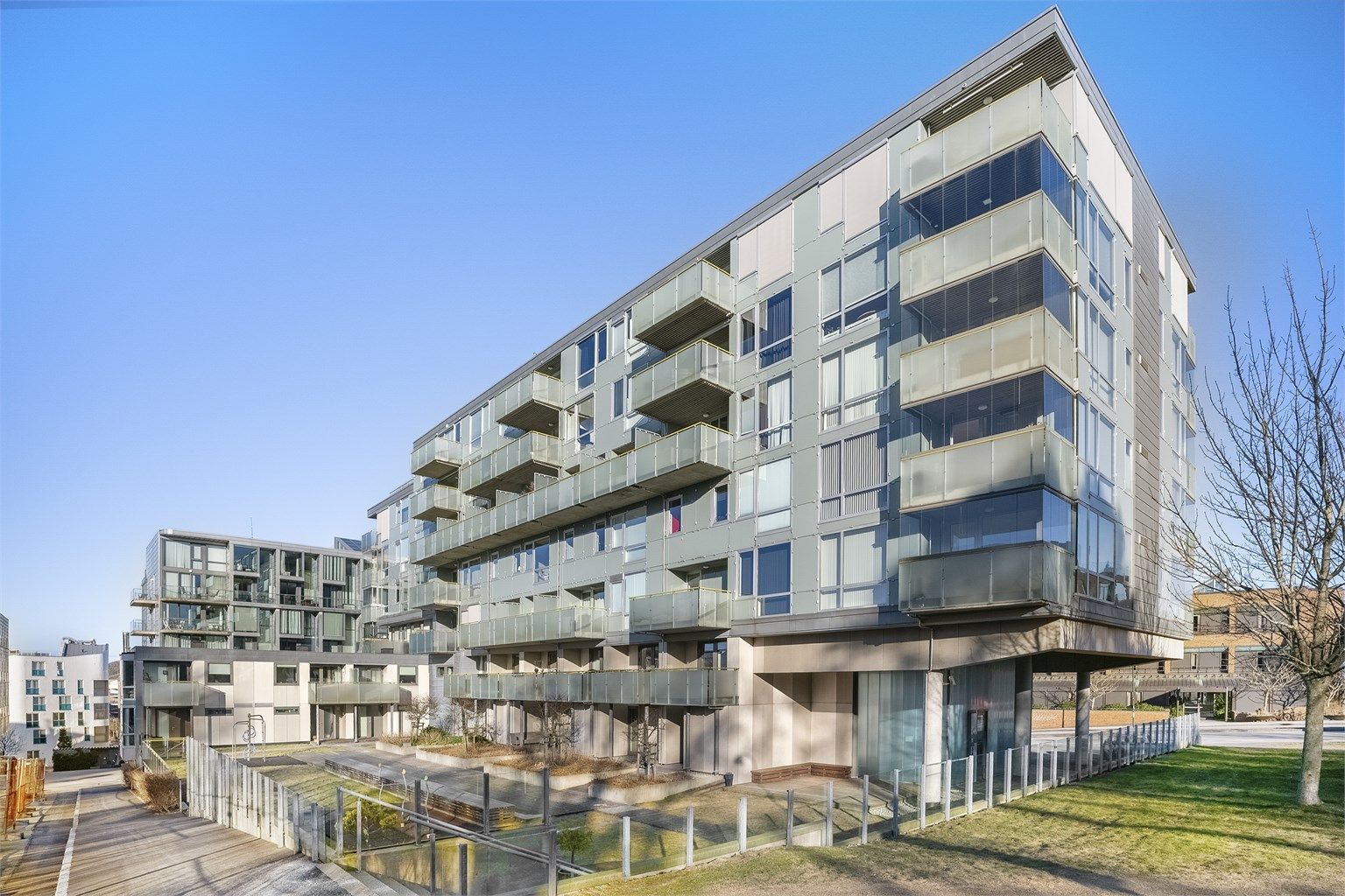 Velkommen til Hertervigs Plass 11. Leiligheten ligger i et moderne leilighetsbygg med heis og parkering i lukket anlegg.