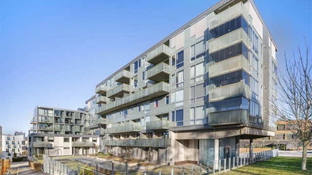 Velkommen til Hertervigs Plass 11. Leiligheten ligger i et moderne leilighetsbygg med heis og parkering i lukket anlegg.