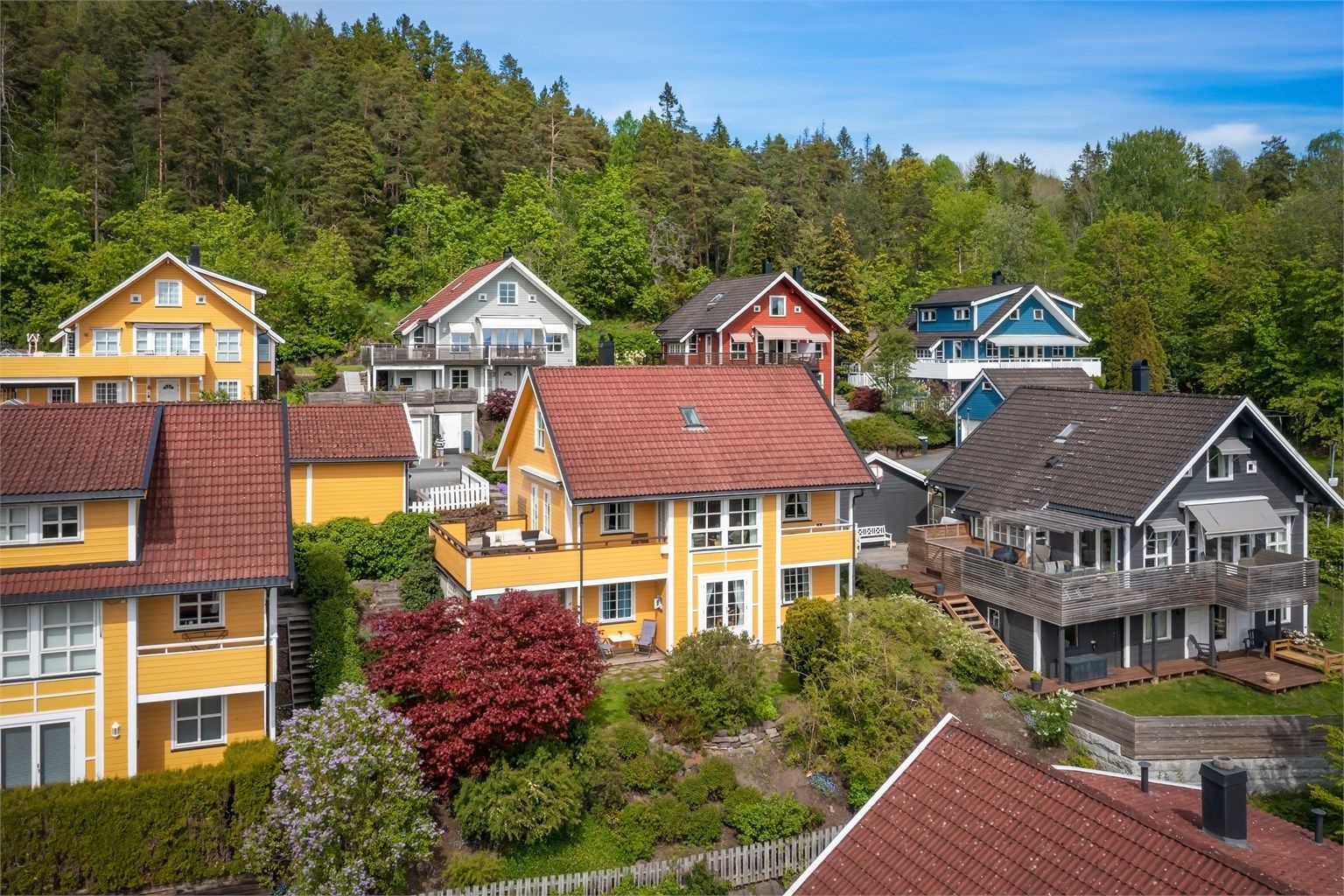 Boligen er omgitt av et etablert og rolig boligområde.