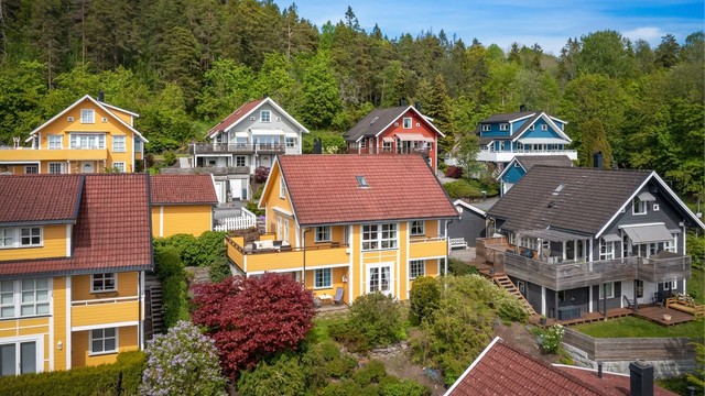 Boligen er omgitt av et etablert og rolig boligområde.
