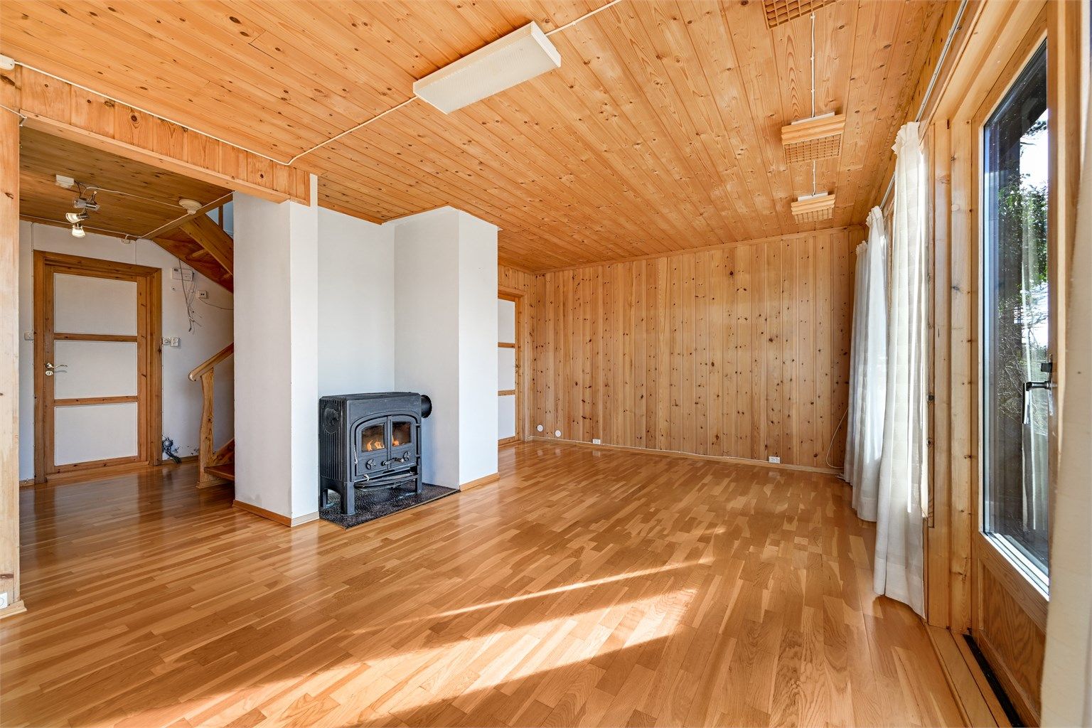 Den generøse gulvplassen gjør det enkelt å møblere etter egne ønsker og behov.