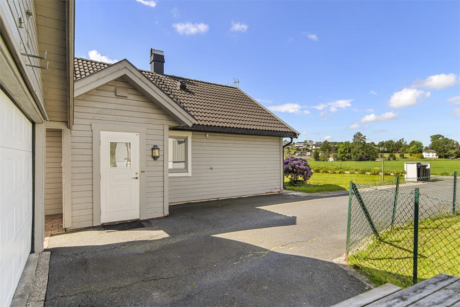 Egen inngang til vaskerom/bod fra gårdsplassen.