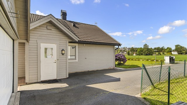 Egen inngang til vaskerom/bod fra gårdsplassen.