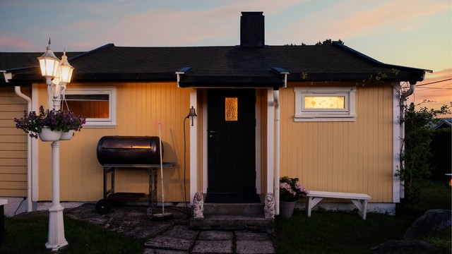 Det er enkel adkomst til hytta; kjørevei frem og biloppstillingsplasser rett ved inngangspartiet.