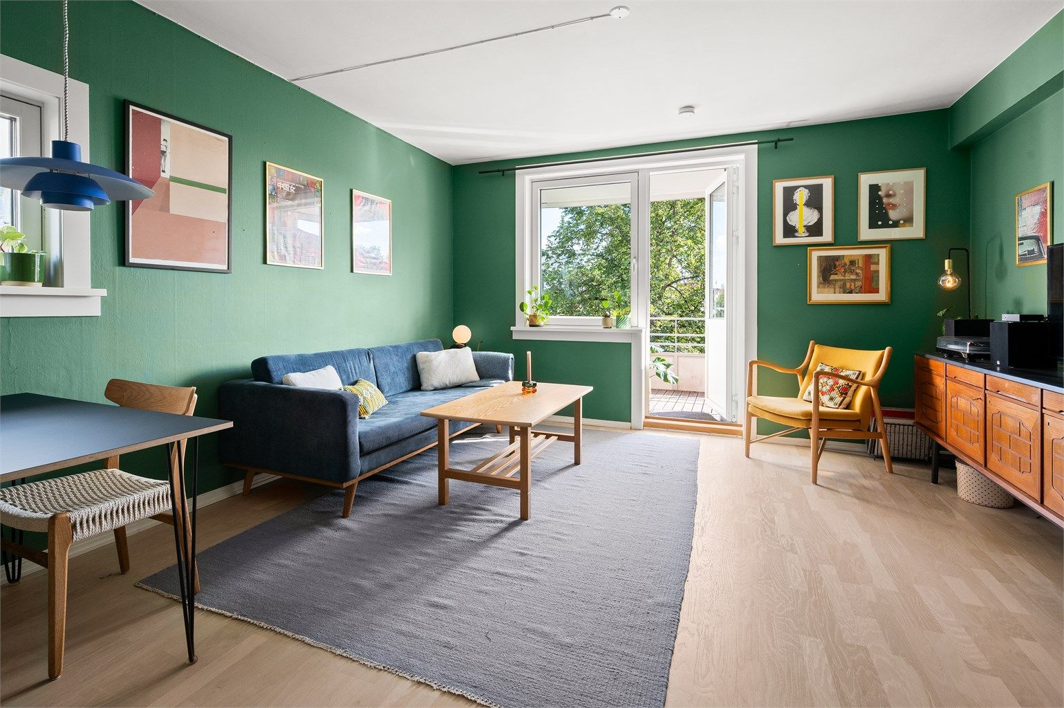 Stuen er romslig med en praktisk og åpen planløsning som gir gode innredningsmuligheter etter egen smak