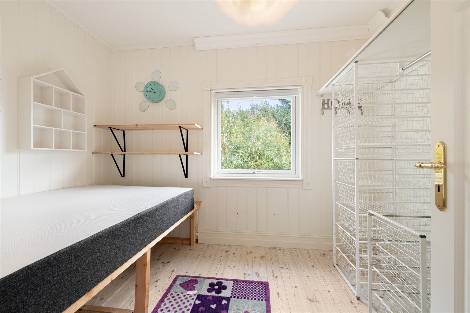Soverom nr. 2 i hovedetasjen med åpen garderobeinnredning med trådkurver