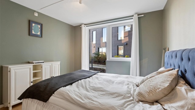 Boligen har to innbydende soverom. Hovedsoverommet er av god størrelse med plass til stor dobbeltseng og tilhørende møblement.