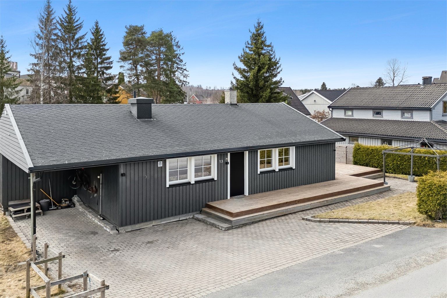 Velkommen til Blåklokkevegen 13! Oppgradert og lettstelt enebolig med alt på ett plan, beliggende i et rolig og familievennlig område på Hjellum. (Foto: EFKT v/Jonas Hasselgren)