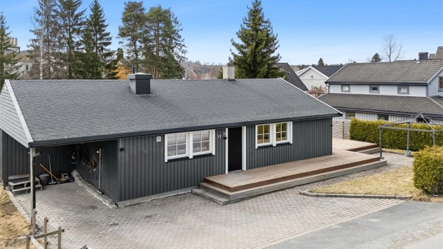 Velkommen til Blåklokkevegen 13! Oppgradert og lettstelt enebolig med alt på ett plan, beliggende i et rolig og familievennlig område på Hjellum. (Foto: EFKT v/Jonas Hasselgren)