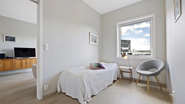 Soverom som passer godt som gjesterom eller kontor. Fin utsikt fra soverommet