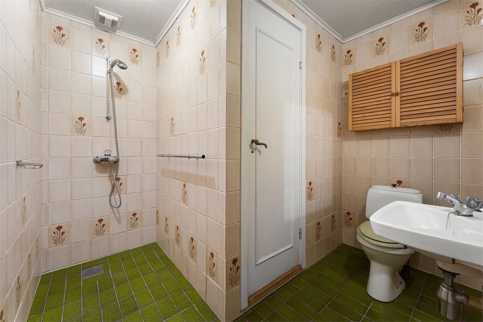 Badet i kjelleren er fra byggeåret og har gulvvarme.