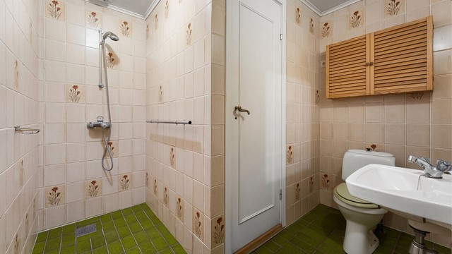 Badet i kjelleren er fra byggeåret og har gulvvarme.
