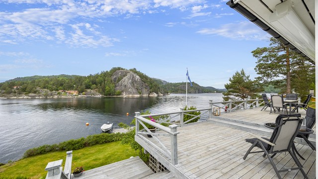 Det medfølger to bøyer i tilknytning til brygga, samt badestige.