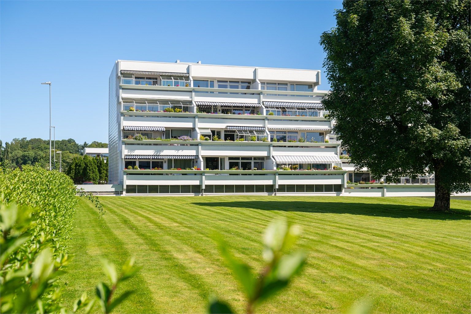 Leiligheten ligger fint plassert i byggets tredje etasje hvor man har utsyn utover Brl sine pent opparbeidede grøntområder. 