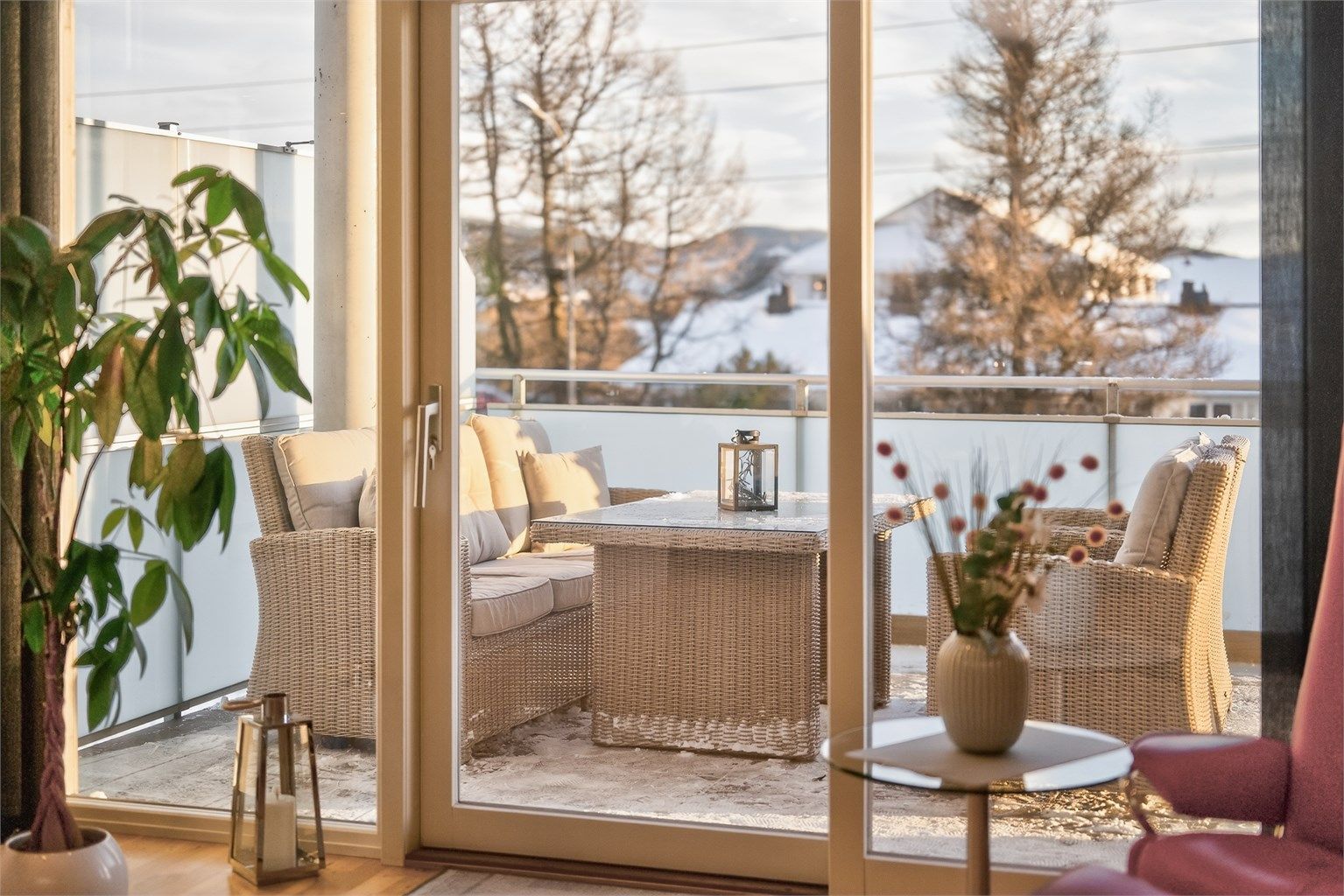 Leiligheten er oppvarmet med radiatorer tilkoblet varmesentral kombinert med elektrisk oppvarming.