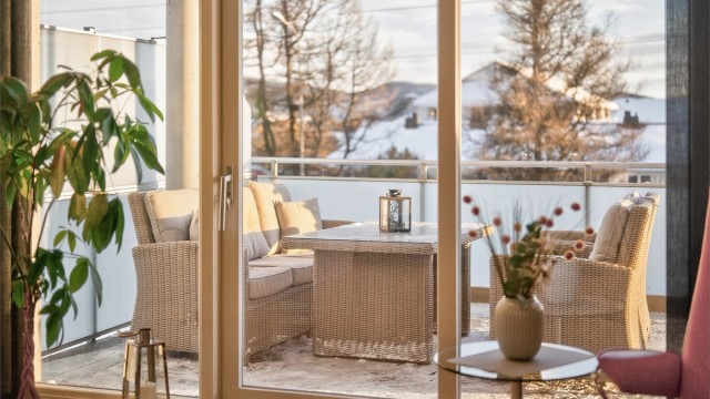 Leiligheten er oppvarmet med radiatorer tilkoblet varmesentral kombinert med elektrisk oppvarming.