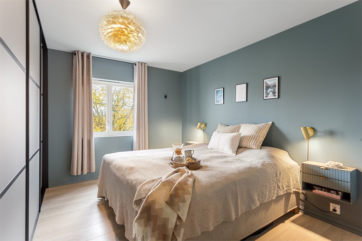 Hovedsoverommet i første etasje har god plass til dobbeltseng og en stor skyvedørsgarderobe.