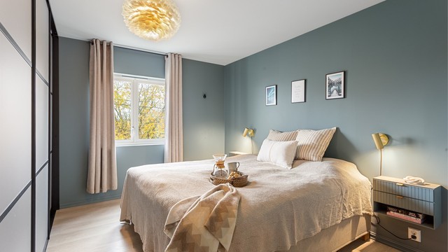 Hovedsoverommet i første etasje har god plass til dobbeltseng og en stor skyvedørsgarderobe.