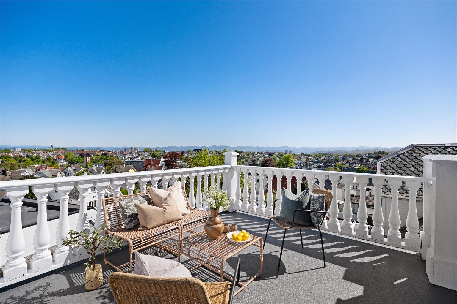 Takterrassen er renovert i år. Terrassen er på 12 kvm.